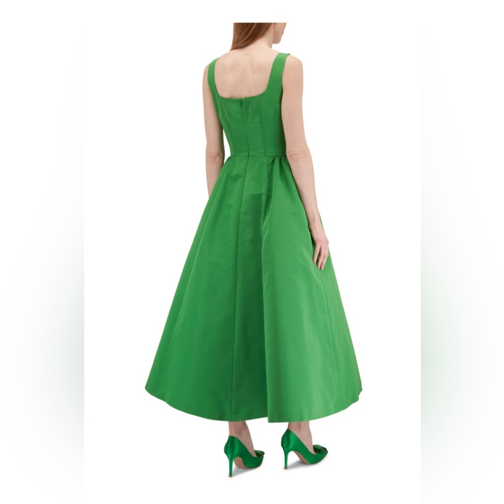 $4400 Carolina Herrera Full Silk Green Crinoline Runway Dress. Tailored to a 2 - Picture 2 of 3